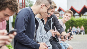 Oberste Bildungsdirektorin plädiert für Handyverbot an Schulen