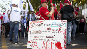 Tausende gehen in Bern für höhere Löhne auf die Strasse