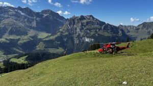 Zwei Verletzte nach Gleitschirmabsturz in Engelberg OW