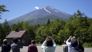 Berg Fuji in Japan wegen Klimawandels noch ohne Schnee