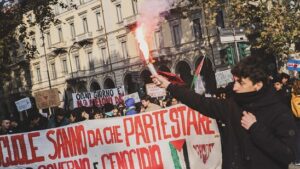 Sprengsatz und verletzte Polizisten bei Demo gegen Meloni-Regierung