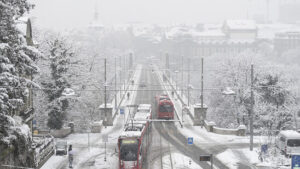 Schneefall führt vielerorts zu Einschränkungen im Verkehr