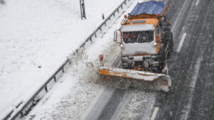 Schnee beeinträchtigt in den Alpen den Strassenverkehr