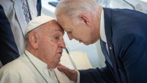 Biden ehrt Papst mit besonderer Auszeichnung