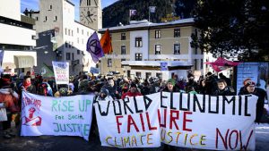 Juso Schweiz und Strike WEF wandern und demonstrieren gegen das WEF