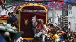 Barfuss durch Manila: Millionen Katholiken huldigen Statue