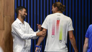 Novak Djokovic nimmt Alexander Zverev auf den Arm