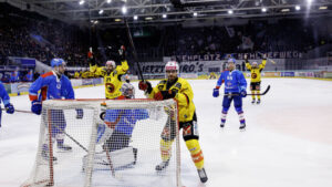 Bern gewinnt in Kloten, Zug daheim gegen Davos