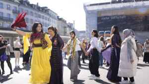 Rund tausend Personen nehmen an Frauendemo in Zürich teil